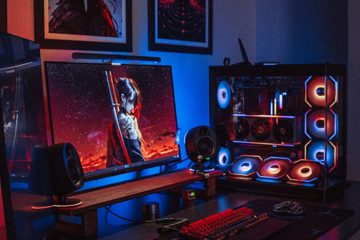 Gaming-PC mit RGB-Beleuchtung auf einem Schreibtisch