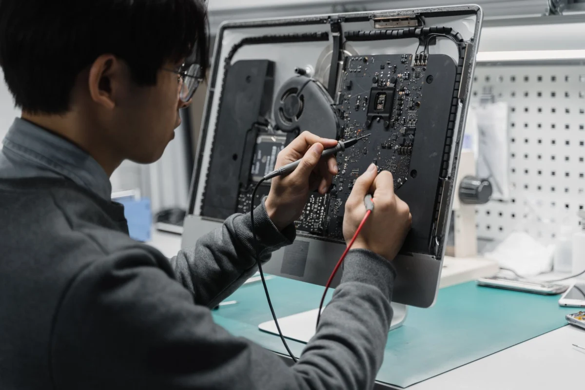Reparaturarbeit an einer Platine
